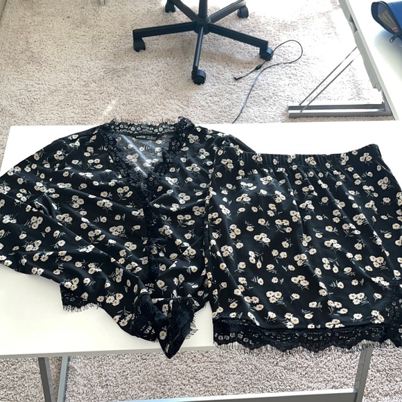 Two piece shein skirt and button up long sleeve floral and lace 💐🖤never worn - Picture 2 of 6